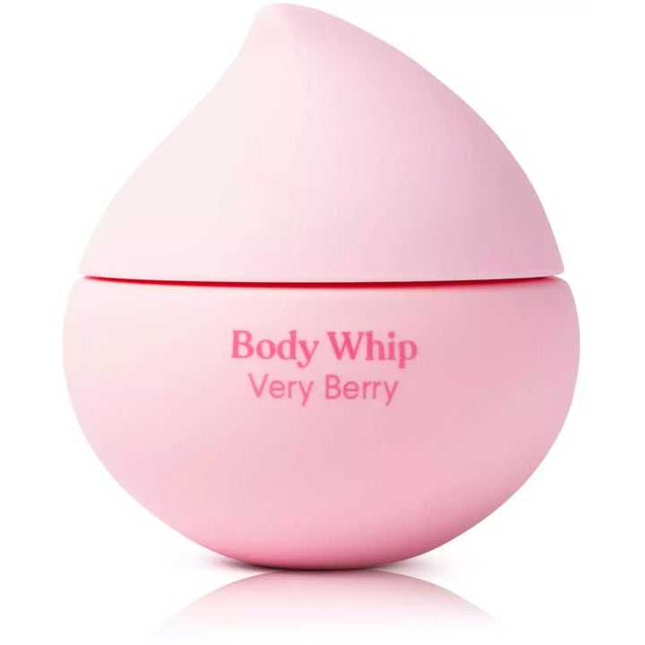 Sundae Whipped Body Moisturiser Very Berry 220 ml fuktighetskrem i en rund rosa krukke med dråpeformet lokk