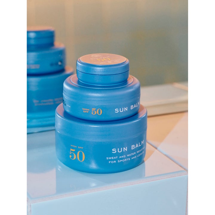 Rudolph Care Sun Balm SPF50 10 ml solkrem i blå krukker stablet i et tårn som beskytter huden.