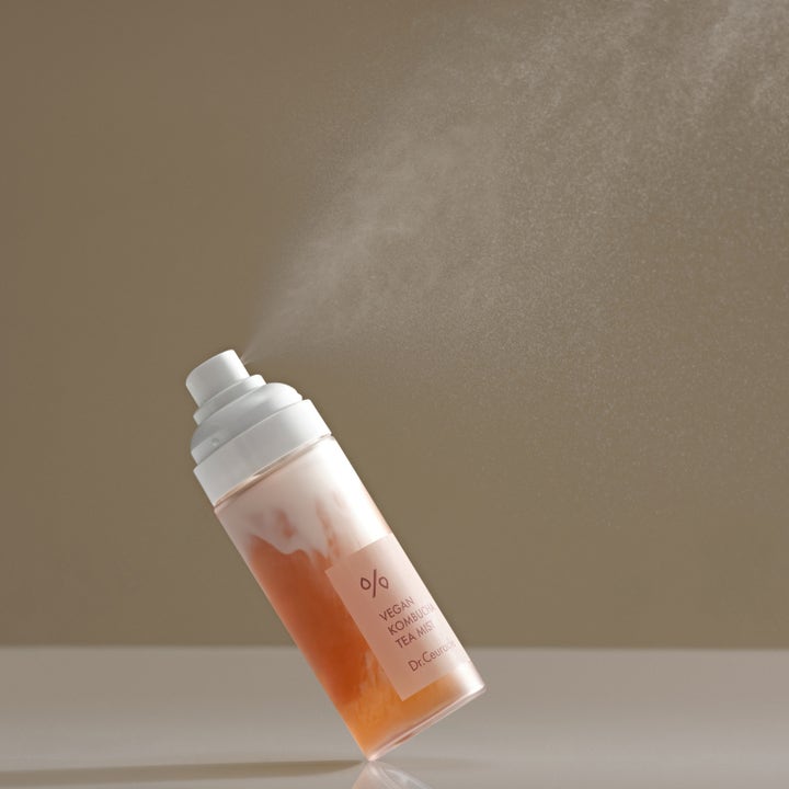 Dr. Ceuracle Vegan Kombucha Tea Mist 80 ml glødgivende ansiktsspray i frostet flaske som sprayer fin tåke