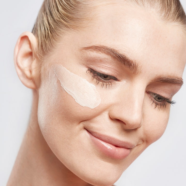 Elemis Superfood Day Cream 50 ml fuktighetsgivende dagkrem påført som en lys stripe på en kvinnes kinn