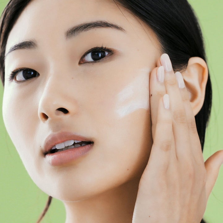 Origins Hydration Heroes 125 ml fuktgivende ansiktsmaske med niacinamid idet hvit krem smøres på kinnet.