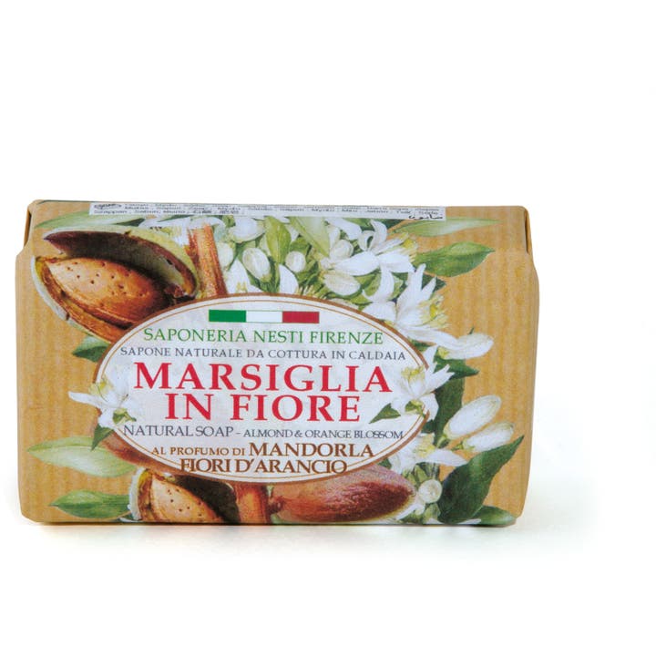 Nesti Firenze Marsiglia In Fiore fast såpe pleier huden med mandel og appelsinblomst i dekorativ papiremballasje.