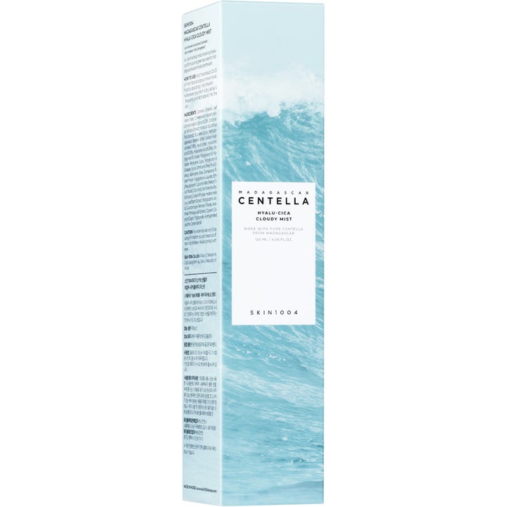 SKIN1004 Madagascar Centella Hyalu-Cica Cloudy Mist 120 ml fuktighetsgivende ansiktsspray i bølgepreget eske