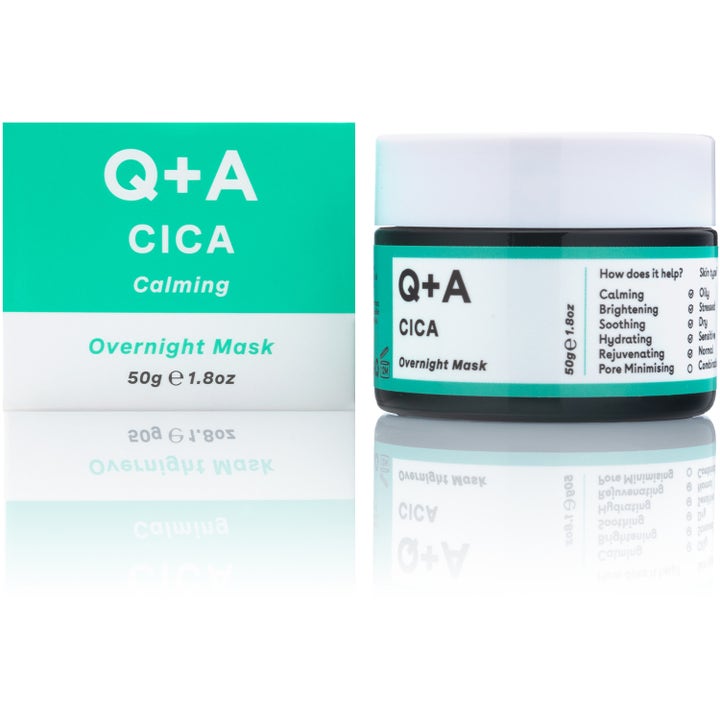 Q+A Cica Calming Overnight Face Mask 50 g beroligende ansiktsmaske i mørk krukke med grønn eske