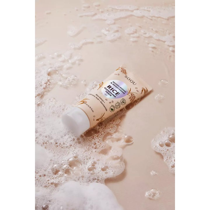 SOQU Rice Foam Cleanser 200 ml fuktighetsgivende ansiktsrengjøring i beige tube omgitt av hvite skumbobler