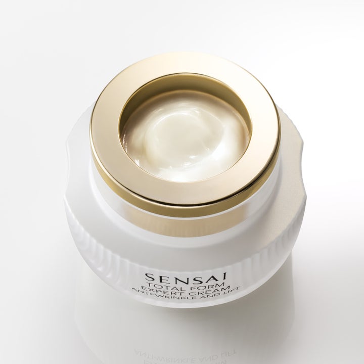 Sensai Total Form Expert Cream 50 ml oppstrammende ansiktskrem i hvit krukke med gullkant og fyldig hvit tekstur
