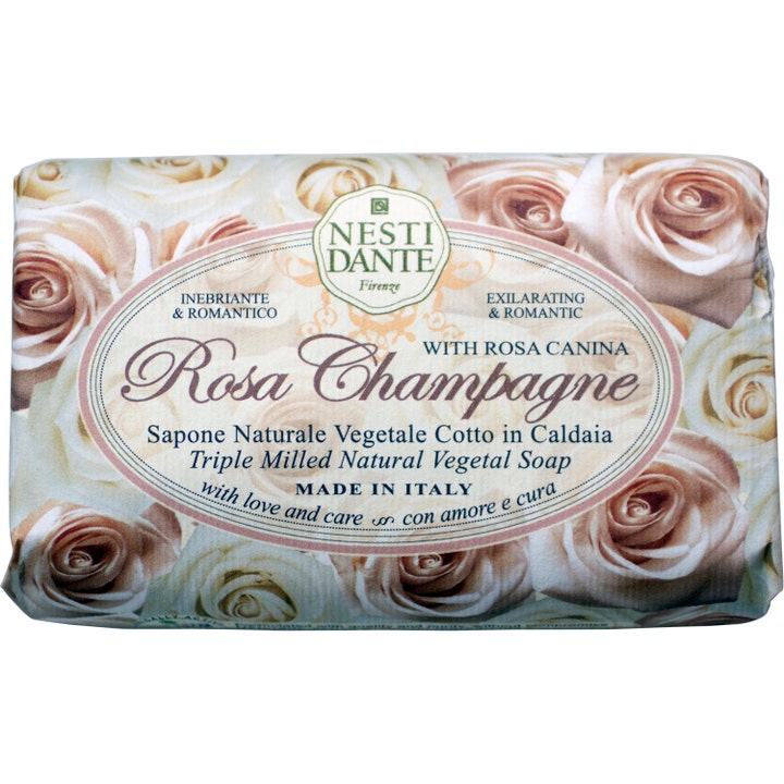 Nesti Dante Rosa Champagne 250g fast såpe gir en velduftende rens innpakket i dekorativt papir med lyserøde roser.