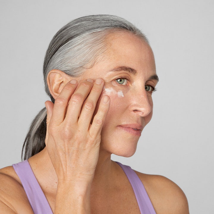 Clinique Smart Clinical Repair Wrinkle Eye Cream 30 ml øyekrem som reduserer rynker påført av kvinne under øyet