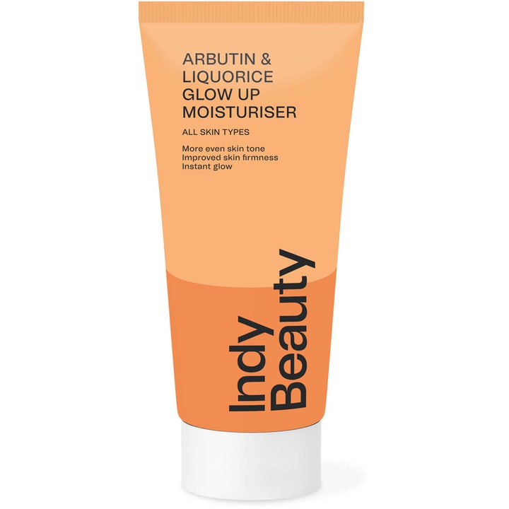 Indy Beauty Arbutin & Liquorice Glow Up Moisturiser ansiktskrem gir glød og jevn hudtone i en oransje tube med hvitt lokk.