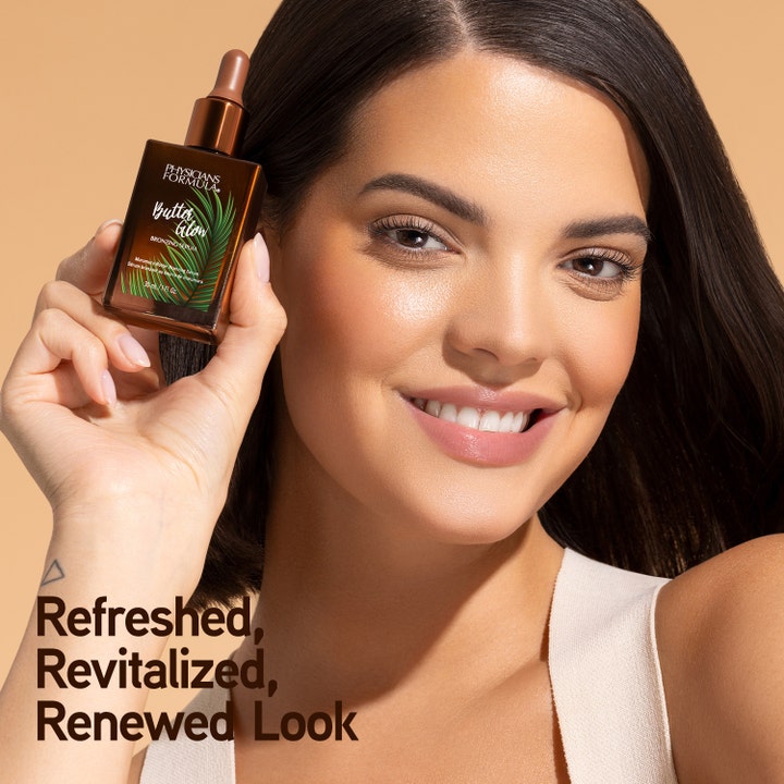 Physicians Formula Butter Glow Bronzing Serum 30 ml glødgivende serum holdes av modell og gir en revitalisert look