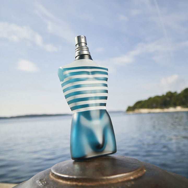 Jean Paul Gaultier Le Male After Shave 125 ml beroliger huden etter barbering i blåstripet flaske ved det blå havet