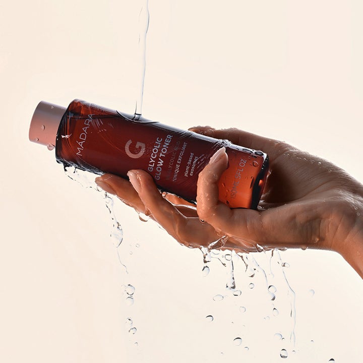 MÁDARA Glycolic Glow Toner 150 ml eksfolierende ansiktsvann med 5% glykolsyre i brun flaske med vannsprut
