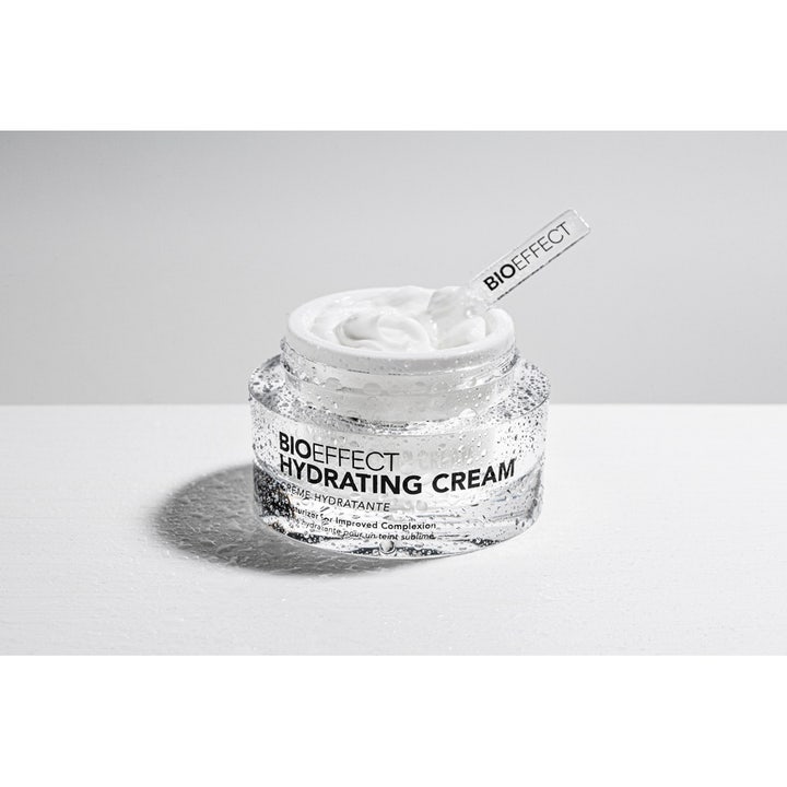 Bioeffect Hydrating Cream 50 ml fuktighetsgivende ansiktskrem i glasskrukke med vanndråper og hvit krem med spatel