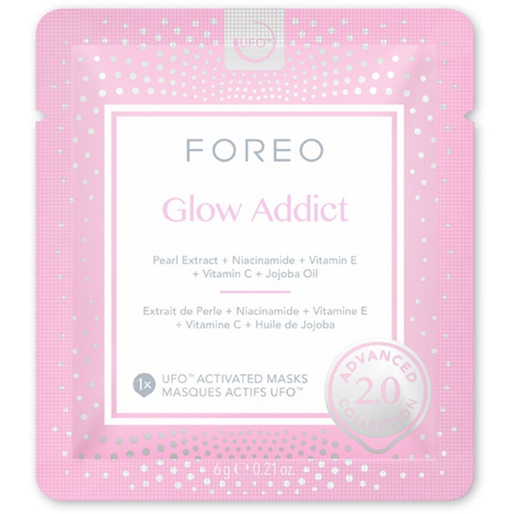 FOREO UFO Glow Addict 2.0 sheet maske gir glød med perleekstrakt i en rosa sachet med hvite detaljer.