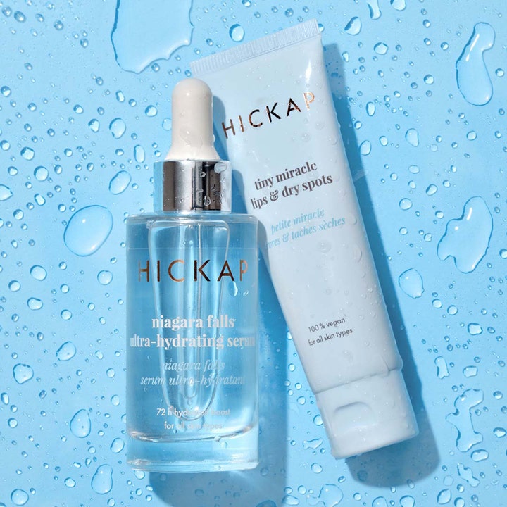 Hickap Tiny Miracle Lips & Dry Spots 25 ml fuktighetsgivende krem og serum på blå bakgrunn med vanndråper