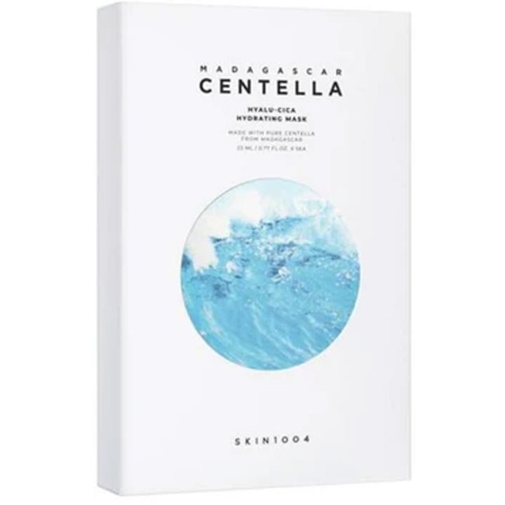 Skin1004 Madagascar Centella Hyalu-Cica Hydrating Mask 5 stk fuktmaske i hvit eske med blått sirkulært vannmotiv
