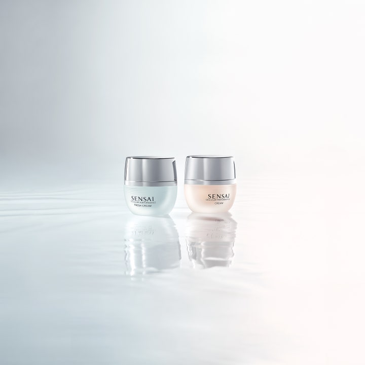 Sensai Cellular Performance Fresh Cream 40 ml fuktighetsgivende ansiktskrem i glasskrukke med sølvlokk over vann.