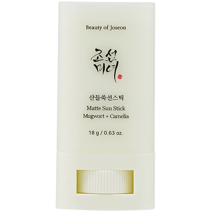 Beauty of Joseon Matte Sun Stick 18 g mattende solbeskyttelse med burot i hvit plasthylse med gult skruhjul nederst.