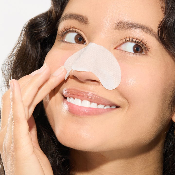 Mario Badescu 2-In-1 Deep Cleansing Pore Strip 6 stk dyprensende ansiktspleie påført på nesen til en smilende kvinne