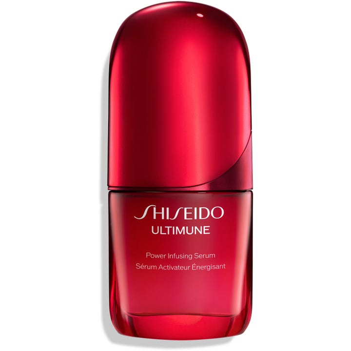 Shiseido Ultimune Power Infusing Concentrate ansiktsserum i rød glassflaske som styrker og gir glød.