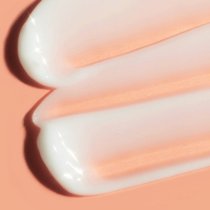 haruharu wonder Centella 5% Niacinamide Radiance Gel Cream 90 g opplysende dagkrem med hvit geltekstur på ferskenfarget bunn