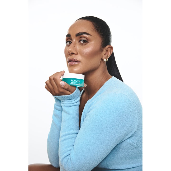 MASHH Hydrating Glazing Mask 50 ml fuktighetsgivende ansiktsmaske holdes av modell med glødende hud.