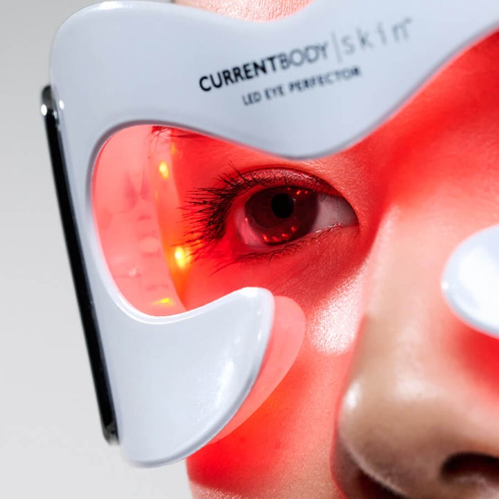 Currentbody Skin LED Eye Perfector mot rynker i bruk med rødt lys over øynene for hudpleie.