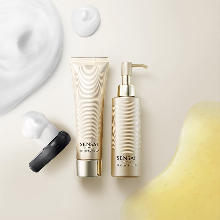 Sensai Ultimate The Cleansing Oil 150 ml ansiktsrens og The Creamy Soap med skum og oljetekstur