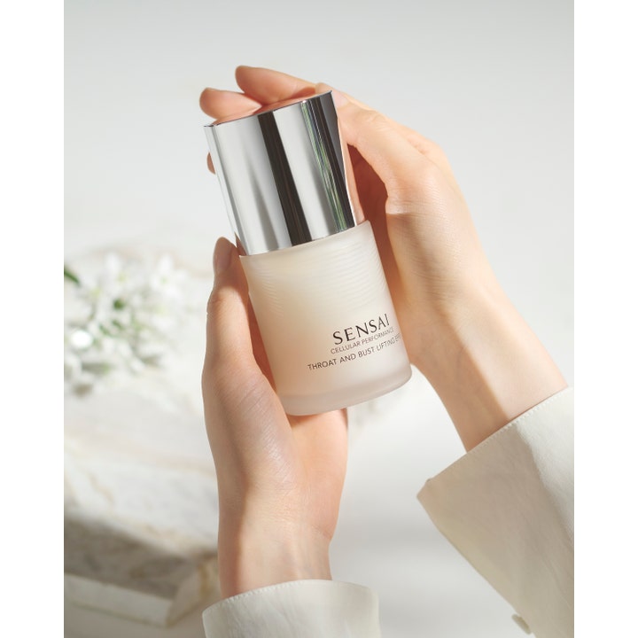 Sensai Cellular Performance Throat And Bust Lifting Effect 100 ml gir løft i frostet flaske med sølvlokk holdt i hendene