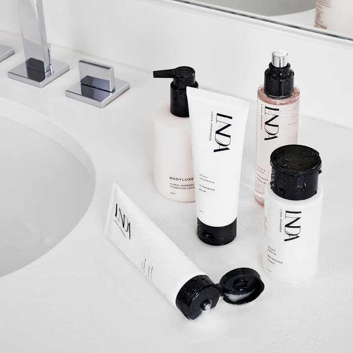 Linda Johansen Balancing Tonic 50 ml beroligende toner i hvit flaske med sort lokk i et lyst baderomsmiljø