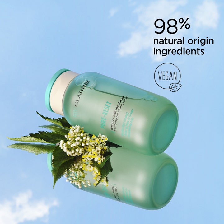 Clarins My Pure-Reset Toner 200 ml mattende ansiktsvann på speil med hvite blomster og blå himmel