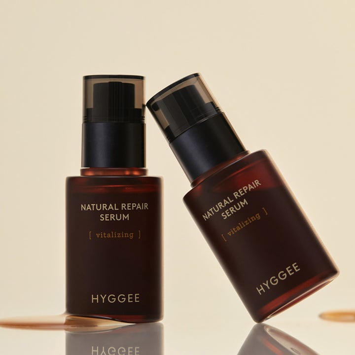Hyggee Natural Repair Serum 30 ml vitaliserende ansiktsserum i to brune glassflasker med sort pumpe.