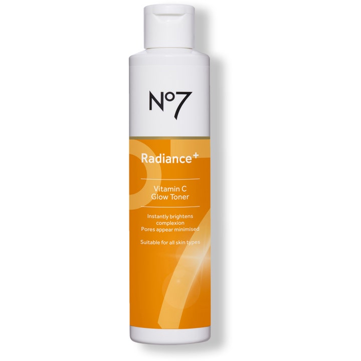 No7 Radiance+ Vitamin C Glow Toner ansiktstoner som gir glød i hvit og oransje plastflaske med hvitt lokk.