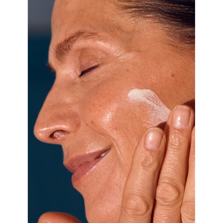 Rudolph Care Sun Face Serum SPF30 30 ml solbeskyttelse i hvit kremtekstur som påføres på huden i ansiktet.
