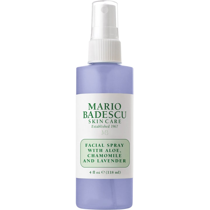Mario Badescu Facial Spray 118 ml beroligende ansiktsspray med aloe og lavendel i lilla flaske med hvit spraypumpe.