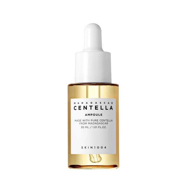 Skin1004 Madagascar Centella Ampoule 30 ml beroligende serum i glassflaske med gyllen væske og hvit pipette.