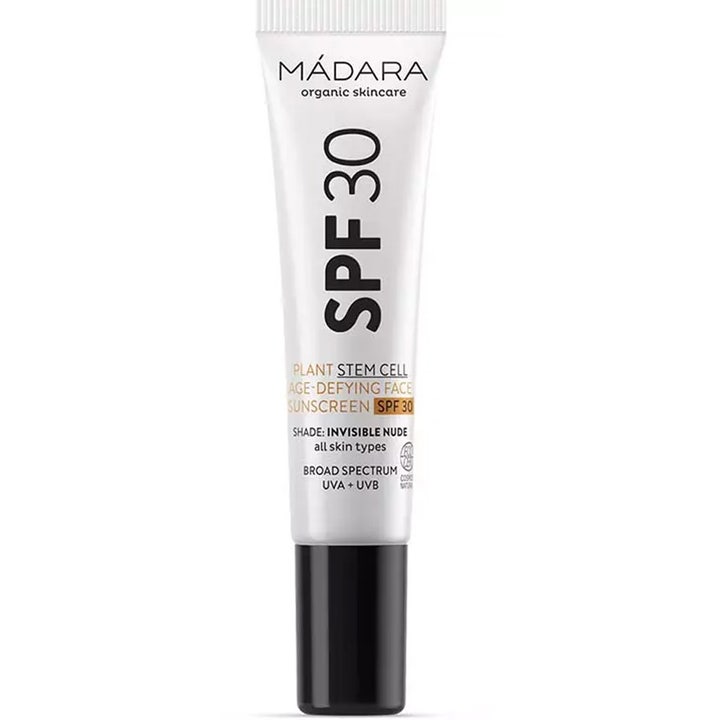 Mádara Plant Stem Cell Age-Defying Face Sunscreen SPF 30 aldringsforebyggende solkrem i hvit tube med sort kork