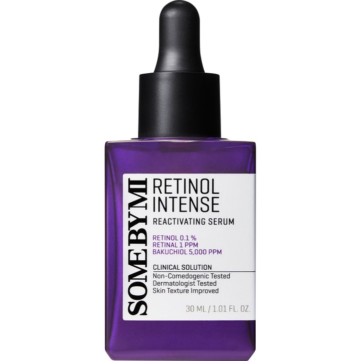Some By Mi Retinol Intense Reactivating Serum 30 ml forbedrer hudtekstur i en lilla glassflaske med svart pipette.