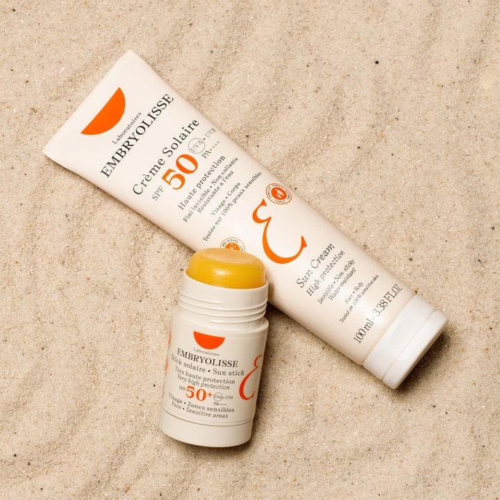 Embryolisse Sun Stick SPF50+ 15 g og solkrem gir høy solbeskyttelse i praktisk hylse og tube på sand