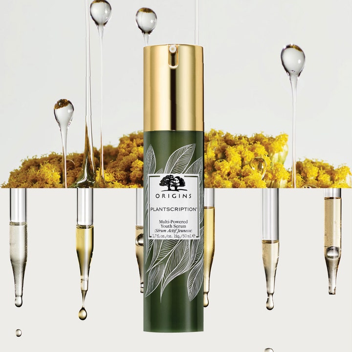 Origins Plantscription Multi-Powered Youth Serum 50 ml i grønn flaske med dråper og gule blomster.