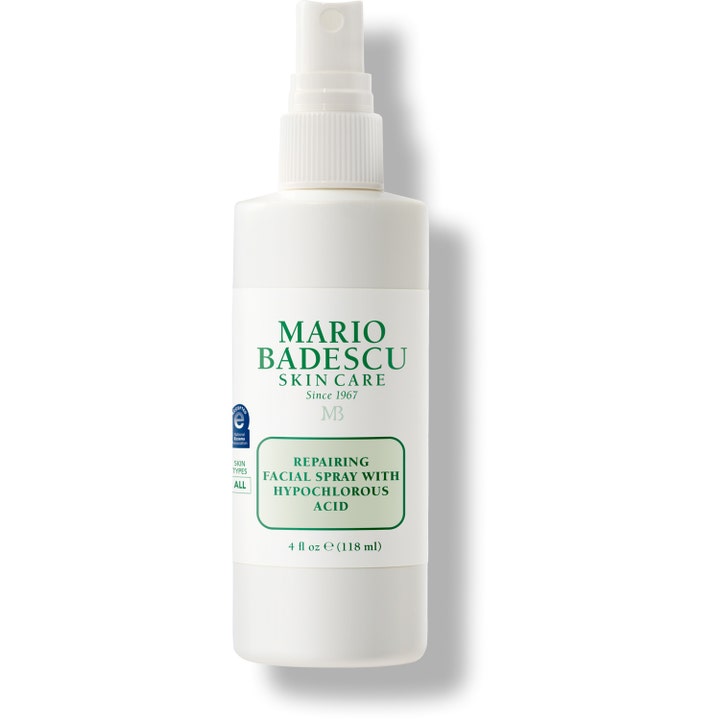 Mario Badescu Repairing Facial Spray 118 ml reparerende ansiktsspray i hvit plastflaske med grønn tekst og spraypumpe.