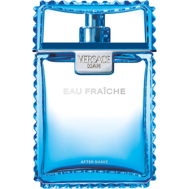 Versace Man Eau Fraîche After Shave frisker opp huden i en lyseblå glassflaske med karakteristiske taggete kanter.