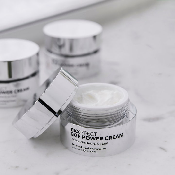 Bioeffect EGF Power Cream 50 ml styrkende ansiktskrem i sølvkrukke med hvit kremtekstur på marmor