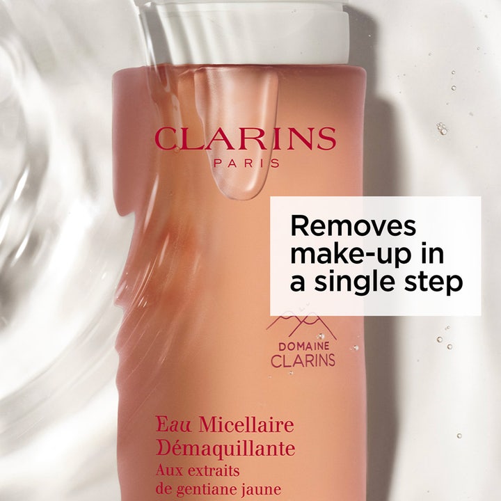 Clarins Cleansing Micellar Water 200 ml ansiktsrens fjerner sminke i ett trinn vist med vann og rosa flaske