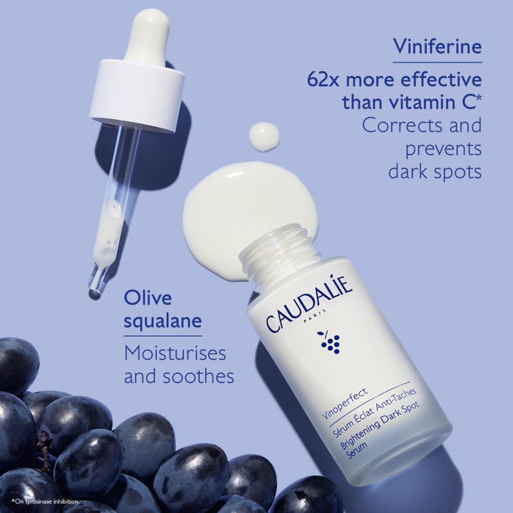 Caudalie Vinoperfect Radiance Serum 30 ml mot mørke flekker med Viniferine hvit flytende tekstur pipette og druer