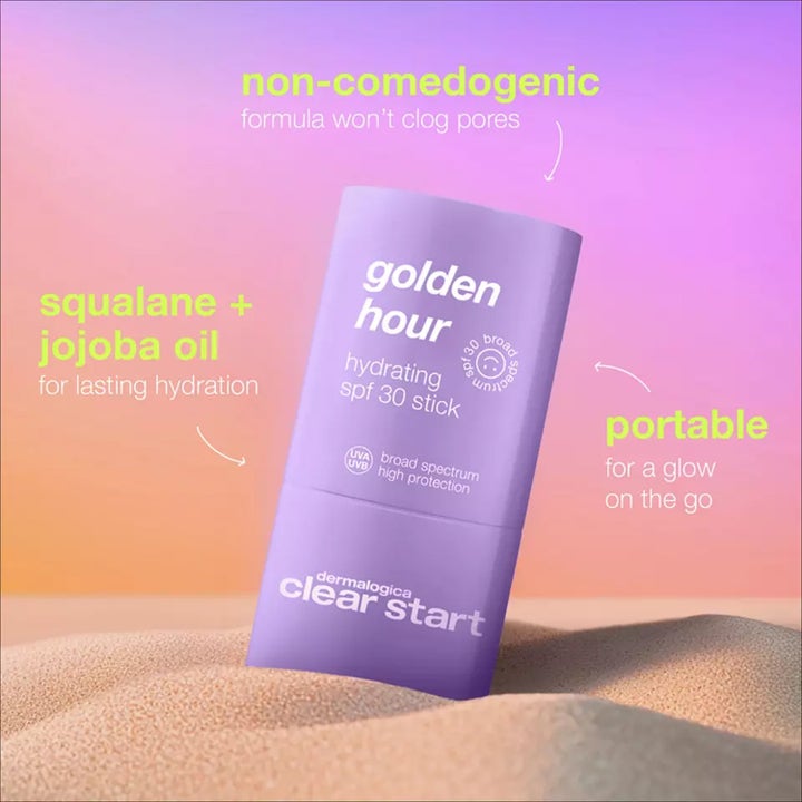 Dermalogica Golden Hour Hydrating SPF30 Stick 20 ml solkrem i lilla hylse på sand med squalane og jojobaolje