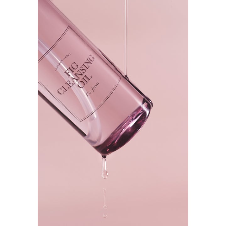 I'm from Fig Cleansing Oil 200 ml fuktighetsgivende ansiktsrens med oljedråper som faller fra flasken.