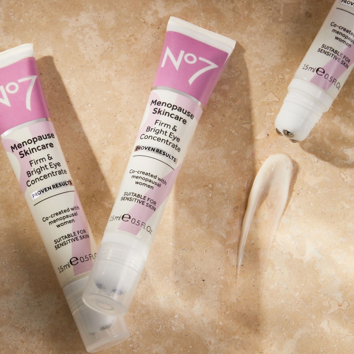 No7 Menopause Skincare Firm & Bright Eye Concentrate 15 ml oppstrammende øyekrem med metallisk rulleapplikator