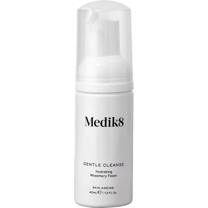 Medik8 Gentle Cleanse 40 ml fuktighetsgivende renseskum i hvit plastflaske med gjennomsiktig kork og pumpe
