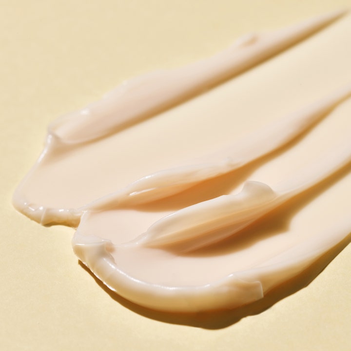 Dr.Jart+ Ceramidin Ectoin-Infused Cream 50 ml fuktighetsgivende ansiktskrem med fyldig og rik beige kremtekstur.